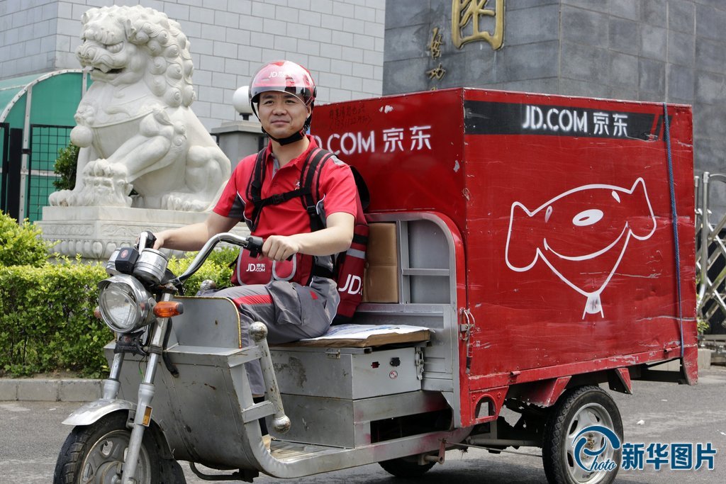 刘强东发年货太多，村民要开三轮车拖