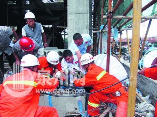 悲剧降临，女子路过施工房屋遭遇钢筋砸中身亡