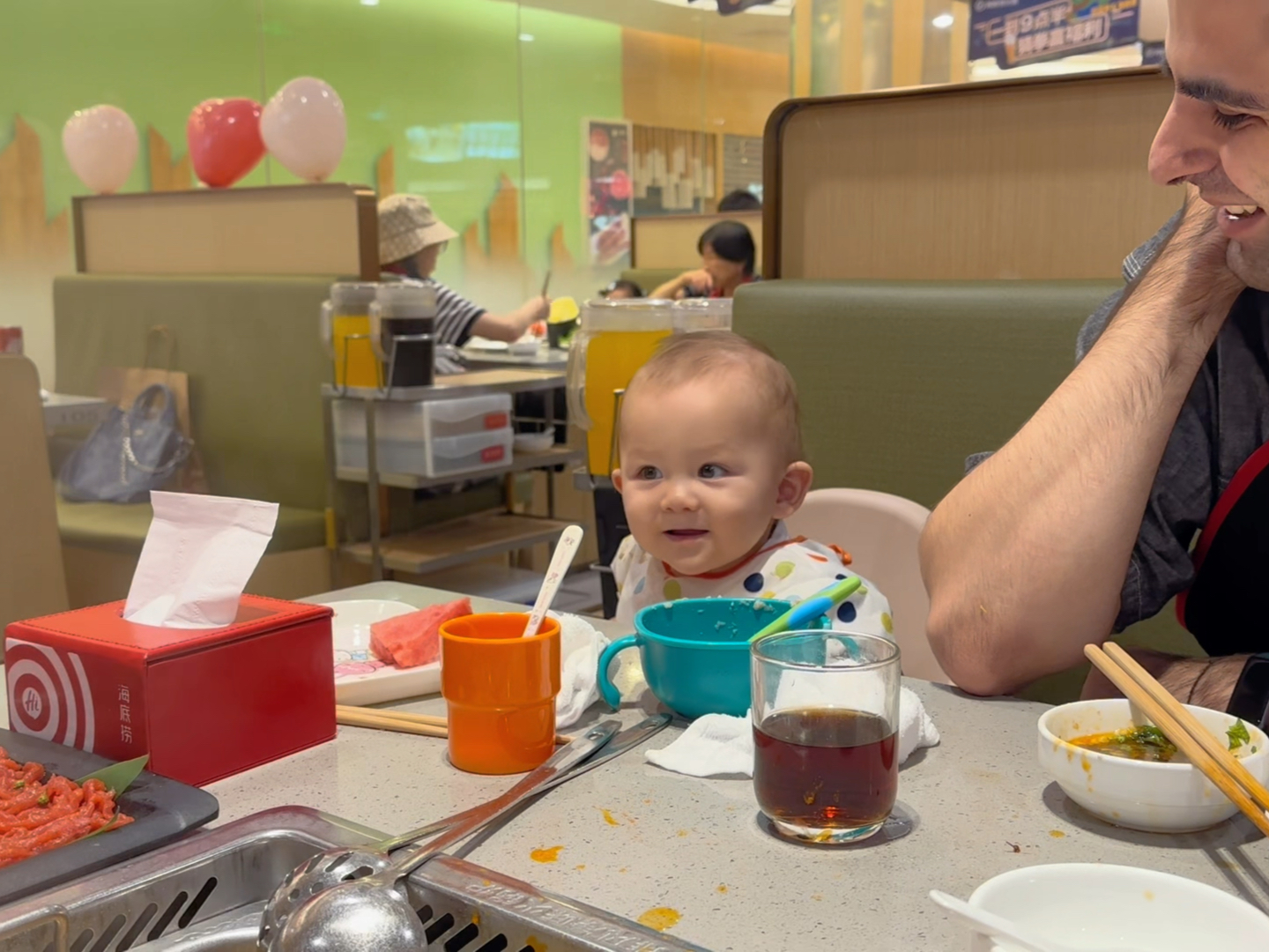 社牛小宝宝，餐厅里的热情打招呼之旅