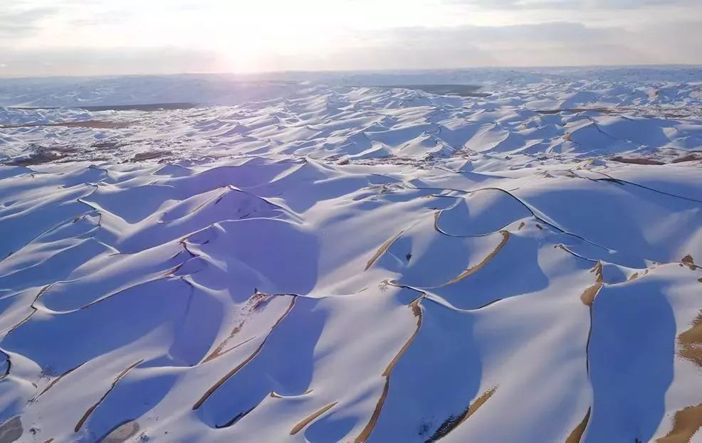 塔克拉玛干沙漠降雪，沙海变雪海