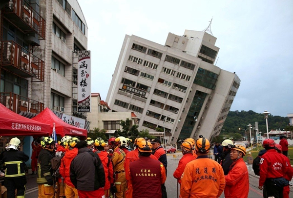 台湾台南发生6.2级地震致27人受伤，灾情分析与救援行动